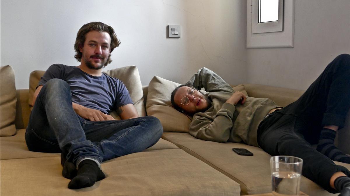 Nelson Bisbal (izquierda), ingeniero de 31 años, es uno de los muchos profesionales cualificados que comparten piso en Barcelona. A la derecha, uno de sus compañeros de vivienda, Carles Roman.