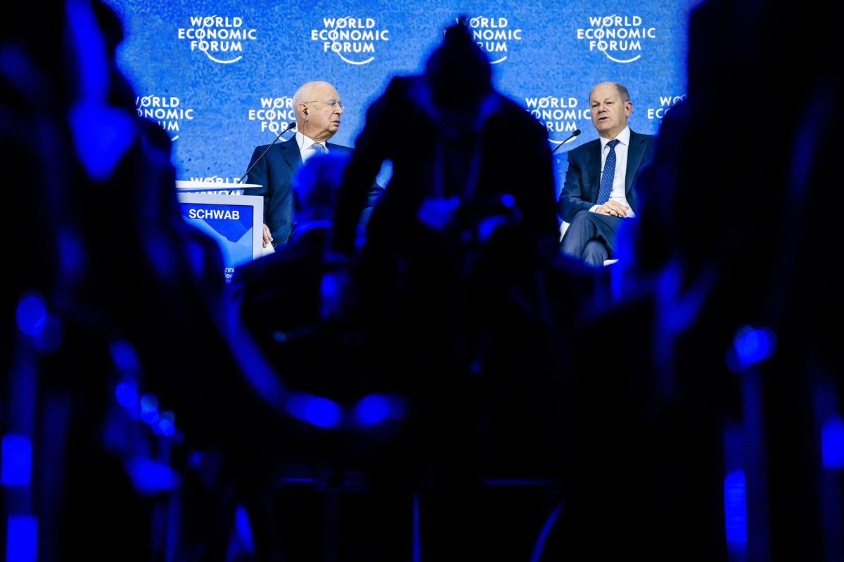 Davos (Switzerland), 26/05/2022.- Klaus Schwab (L), Founder and Executive Chairman of the World Economic Forum, and German Chancellor Olaf Scholz (R) address a plenary session during the 51st annual meeting of the World Economic Forum (WEF) in Davos, Switzerland, 26 May 2022. The meeting brings together entrepreneurs, scientists, corporate and political leaders in Davos under the topic ’History at a Turning Point: Government Policies and Business Strategies’ from 22 to 26 May 2022. (Suiza) EFE/EPA/LAURENT GILLIERON Davos (Switzerland), 26/05/2022.- Klaus Schwab (L), Founder and Executive Chairman of the World Economic Forum, and German Chancellor Olaf Scholz (R) address a plenary session during the 51st annual meeting of the World Economic Forum (WEF) in Davos, Switzerland, 26 May 2022. The meeting brings together entrepreneurs, scientists, corporate and political leaders in Davos under the topic ’History at a Turning Point: Government Policies and Business Strategies’ from 22 to 26 May 2022. (Suiza) EFE/EPA/LAURENT GILLIERON