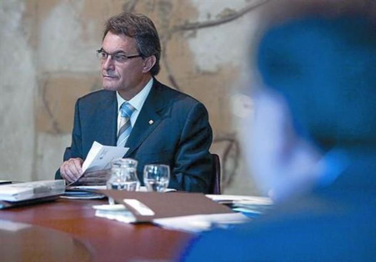 El presidente de la Generalitat, Artur Mas, antes de iniciarse la reunión semanal del Consell Executiu, ayer en el Palau de la Generalitat. El presidente de la Generalitat, Artur Mas, antes de iniciarse la reunión semanal del Consell Executiu, ayer en el Palau de la Generalitat.
