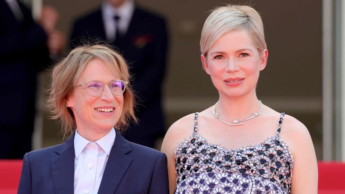 La directora Kelly Reichardt y la actriz Michelle Williams, en la presentación de ’Showing up’ en Cannes, este viernes.