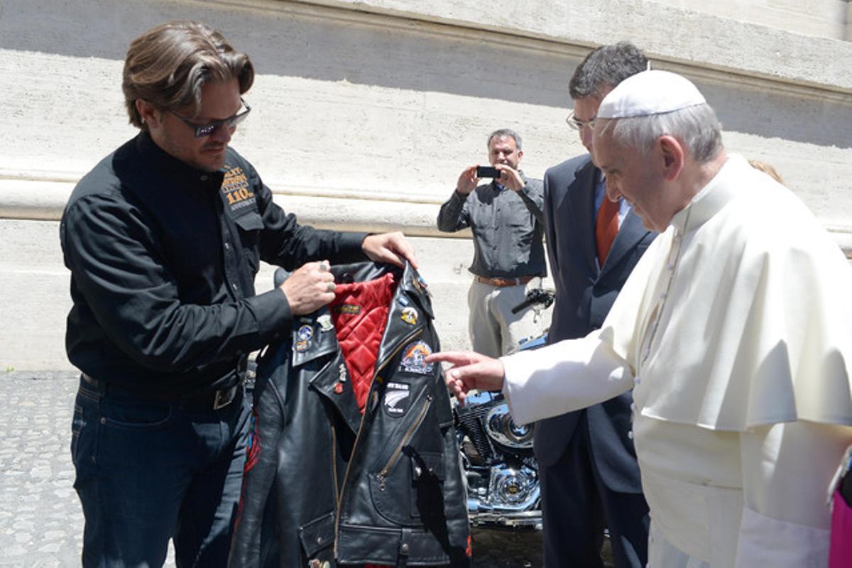 El Papa recibe una chaqueta de cuero de manos del vicepresidente de Harley-Davidson, Mark Hans-Richer, este domingo en el Vaticano.
