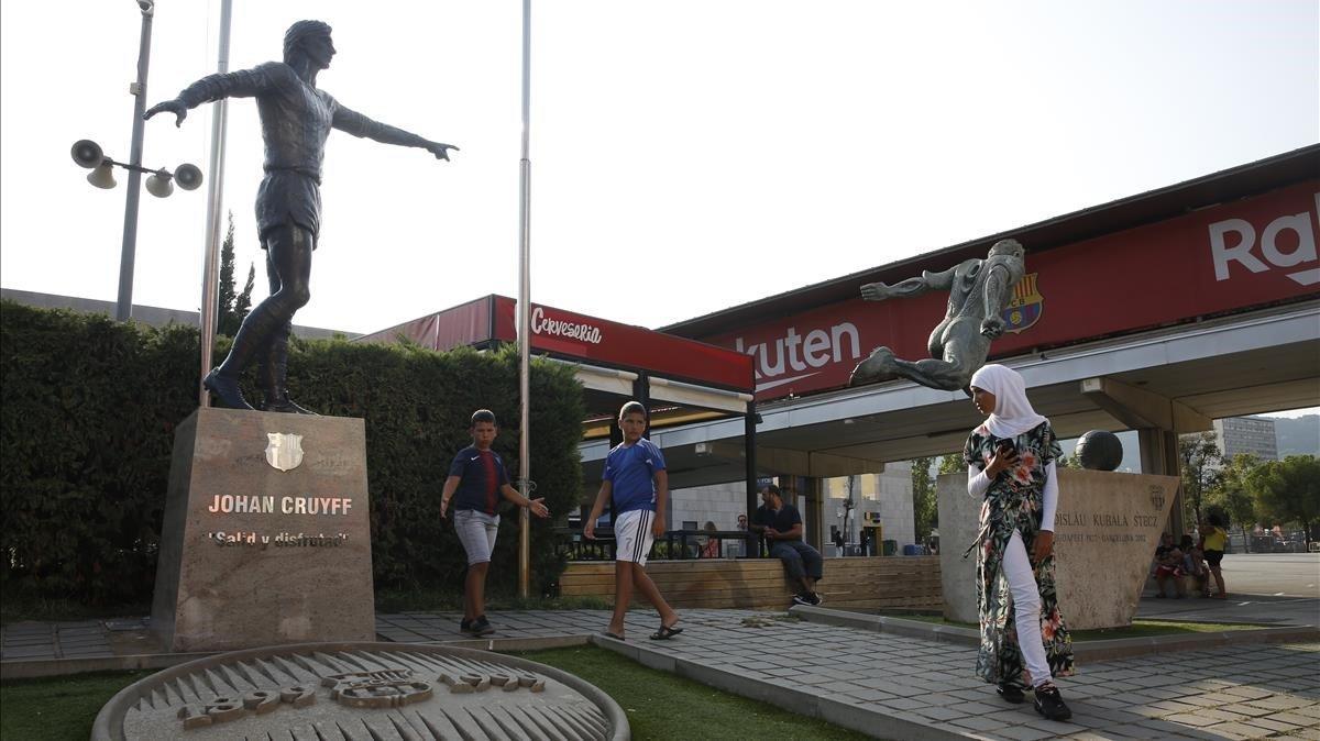La estatua de Cruyff, junto a la de Kubala, en la explanada del Camp Nou.