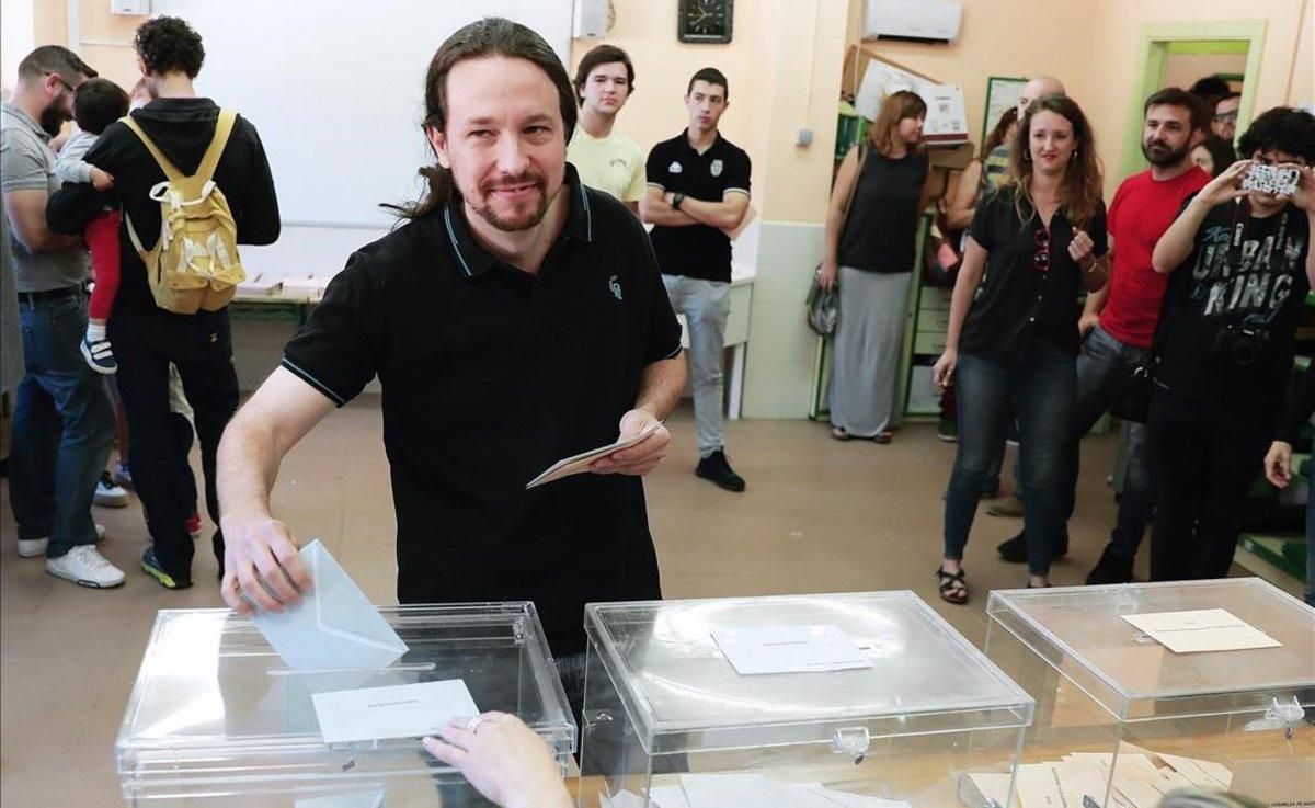 Pablo Iglesias vota en el colegio La Navata, de Galapagar. Pablo Iglesias vota en el colegio La Navata, de Galapagar.