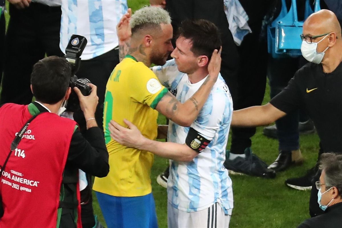 Neymar y Messi se saludan tras concluir la final. Neymar y Messi se saludan tras concluir la final.