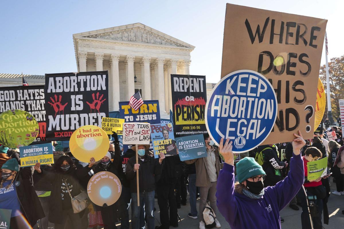 Manifestantes a favor y en contra del aborto protestan frente a la sede del Tribunal Supremo de EEUU, el 1 de diciembre en Washington.