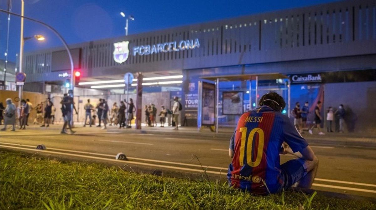 Un fan del Barça, el pasado miércoles, a las puertas del Camp Nou exigiendo la dimisión de Josep’María Bartomeu. Un fan del Barça, el pasado miércoles, a las puertas del Camp Nou exigiendo la dimisión de Josep’María Bartomeu.