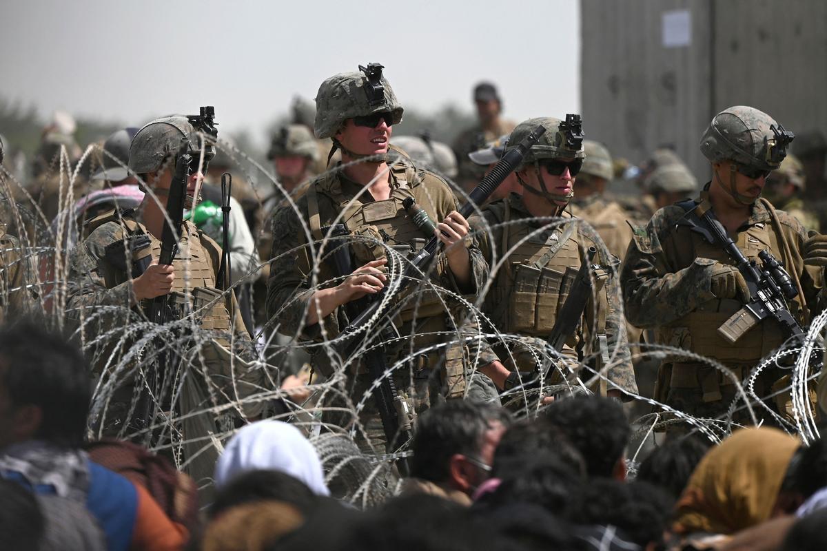 Soldados estadounidenses franquean una de las entradas al sector militar del aeropuerto de Kabul. 