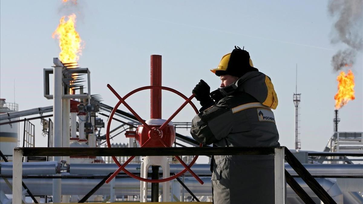 La petrolera rusa Rosneft anuncia por sorpresa su retirada de Venezuela