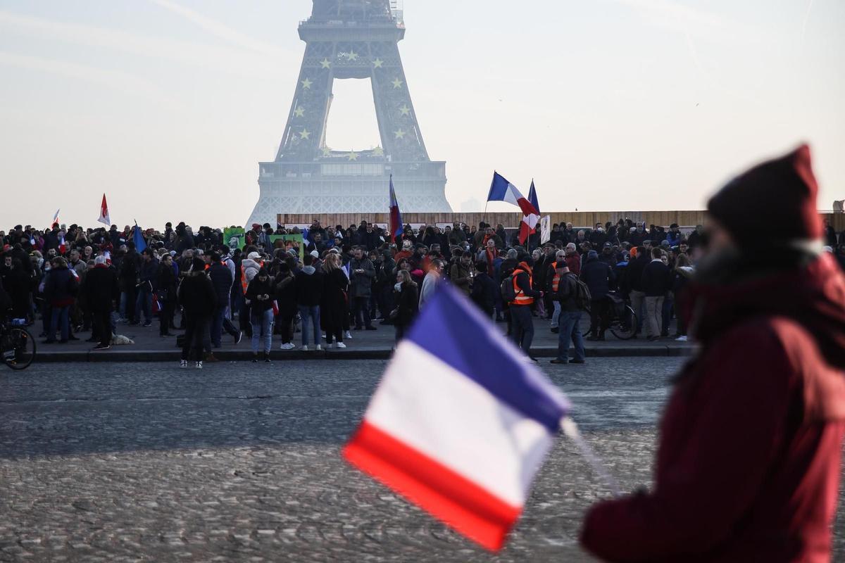 Francia aprueba el pase de vacunación entre protestas sociales