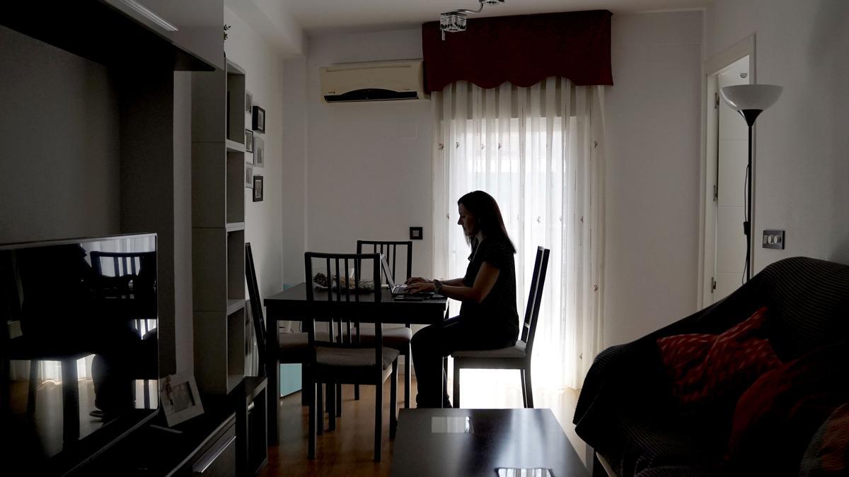 Una mujer teletrabaja desde su casa, en Madrid