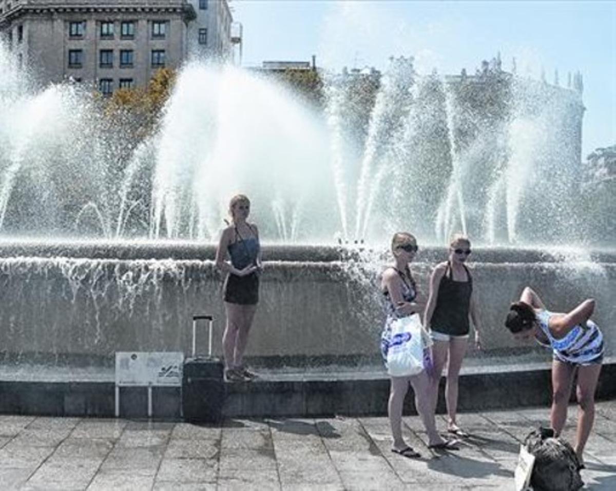 Varias personas se refrescan en las Fonts Bessones de la plaza de Catalunya, el pasado verano. Varias personas se refrescan en las Fonts Bessones de la plaza de Catalunya, el pasado verano.