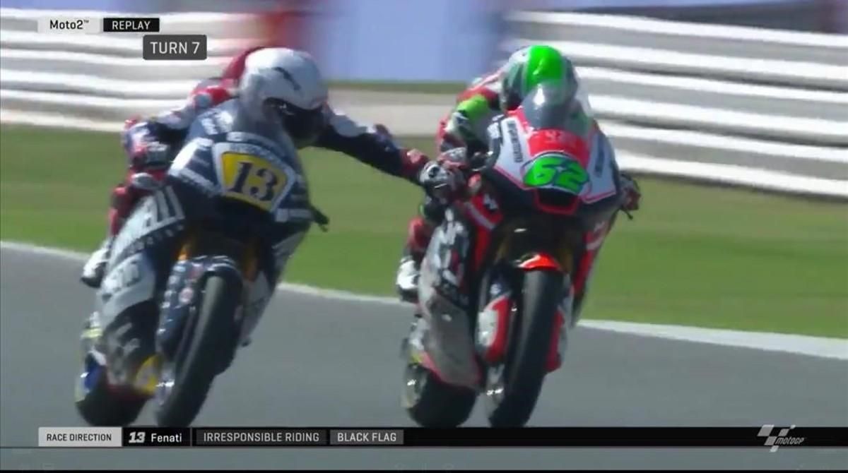 El italiano Romano Fenati acciona la palanca del freno delantero de la moto de su compatriota Stefano Manzi, en el GP de San Marino. El italiano Romano Fenati acciona la palanca del freno delantero de la moto de su compatriota Stefano Manzi, en el GP de San Marino.