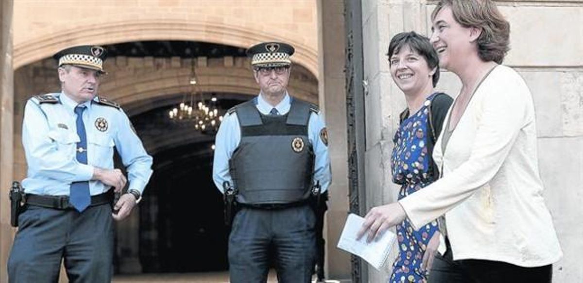 Colau pasa ante la Guardia Urbana en el ayuntamiento, ayer. Colau pasa ante la Guardia Urbana en el ayuntamiento, ayer.
