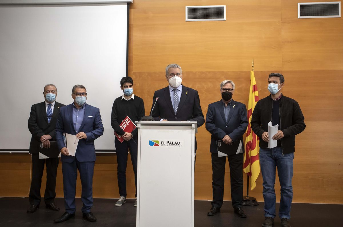 Alcaldes en contra del Corredor Mediterráneo por la costa. (Tarragona, Pau Ricomà; Altafulla, Jordi Molinera; Creixell, Jordi Llopart; El Vendrell, Kenneth Martínez; Roda de Berà, Pere Virgili, y Torredembarra, Eduard Rovira. Alcaldes en contra del Corredor Mediterráneo por la costa. (Tarragona, Pau Ricomà; Altafulla, Jordi Molinera; Creixell, Jordi Llopart; El Vendrell, Kenneth Martínez; Roda de Berà, Pere Virgili, y Torredembarra, Eduard Rovira.