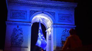 La bandera de la UE, en el Arco del Triunfo de París, el pasado 31 de diciembre.