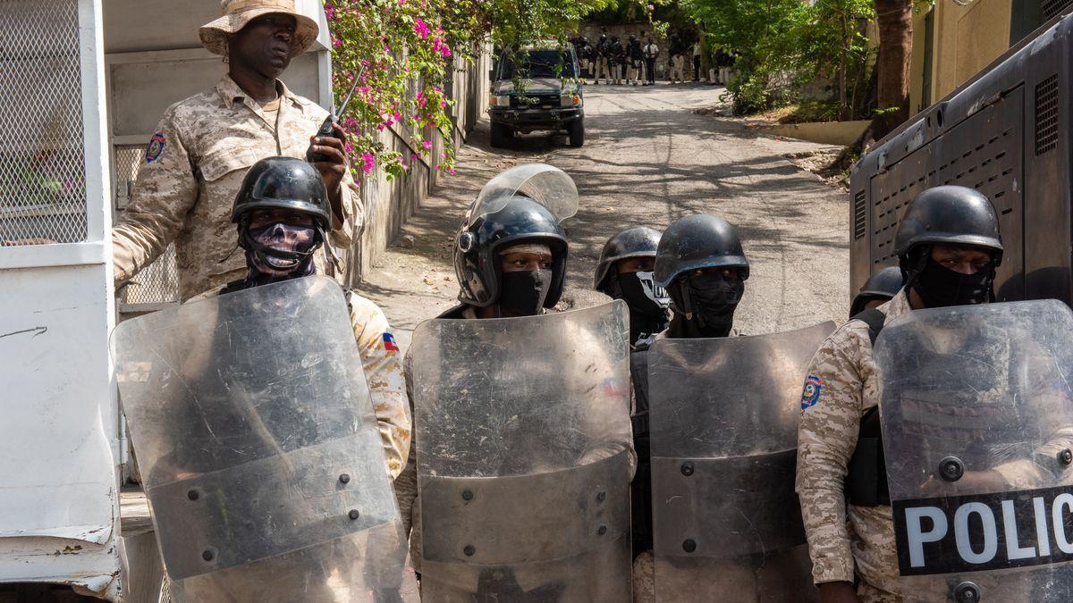 Policías en Haití. Policías en Haití.