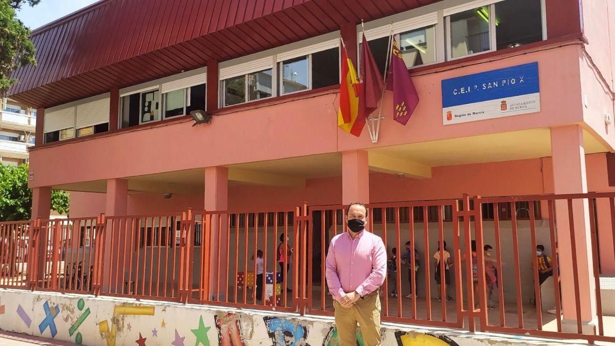 El concejal de Vox en Murcia, José Palma, durante una visita este miércoles al colegio San Pio X El concejal de Vox en Murcia, José Palma, durante una visita este miércoles al colegio San Pio X