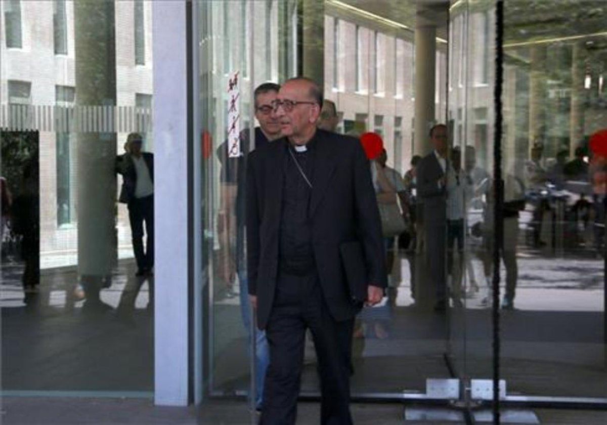 Juan José Omella, saliendo de la Ciutat de la Justícia. Juan José Omella, saliendo de la Ciutat de la Justícia.