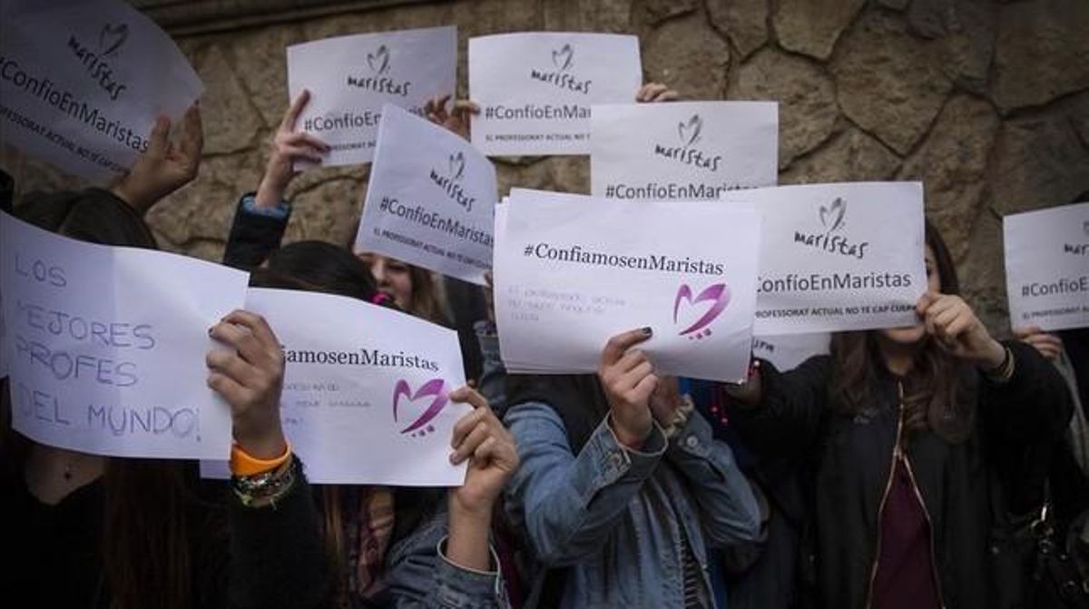 Concentración ante la sede del colegio de los Maristas en Les Corts. Concentración ante la sede del colegio de los Maristas en Les Corts.