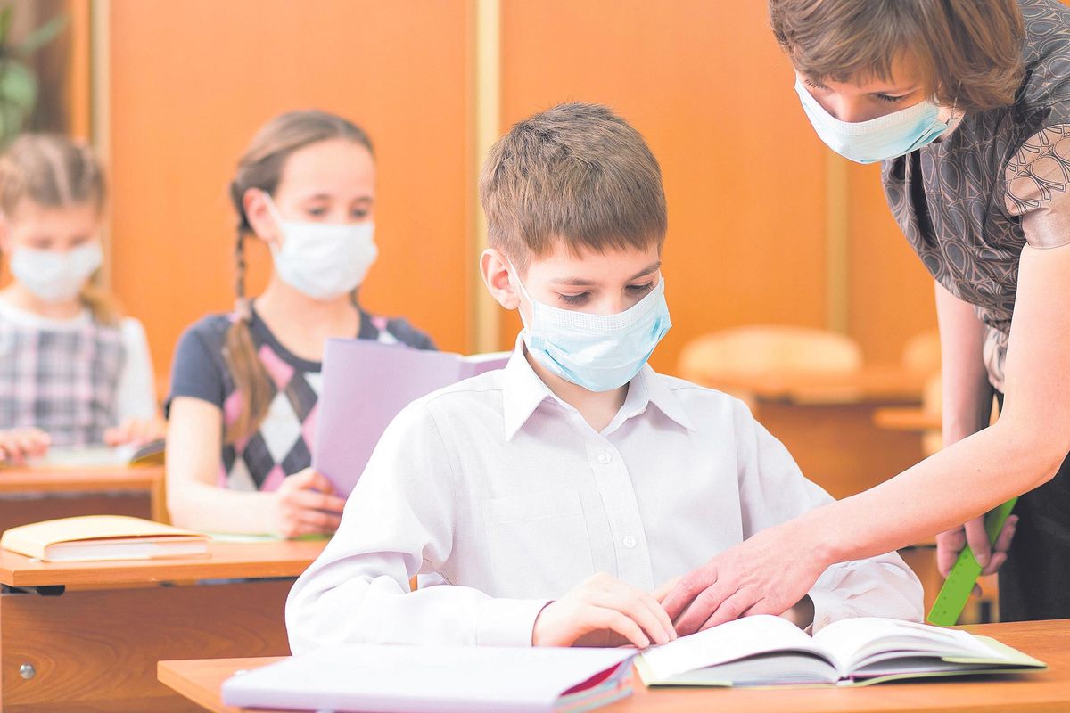 Nuño con mascarilla en una academia de inglés. Nuño con mascarilla en una academia de inglés.