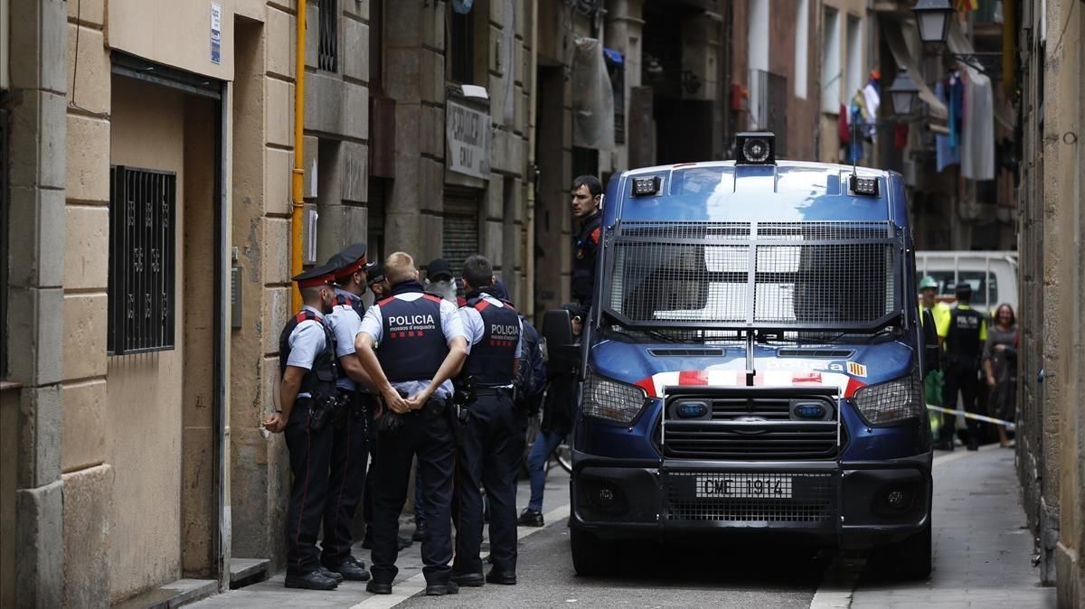 Barcelona exigeix a la Generalitat més mossos contra la droga a Ciutat Vella Barcelona exigeix a la Generalitat més mossos contra la droga a Ciutat Vella