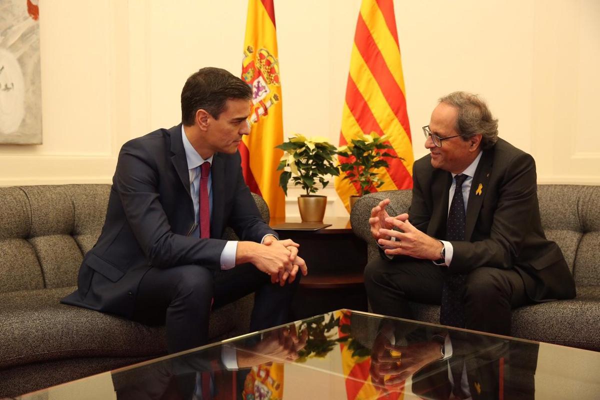 Al inicio de la reunión entre los presidentes del Gobierno y de la Generalitat, había dos flores de Pascua amarillas en la mesita de detrás.