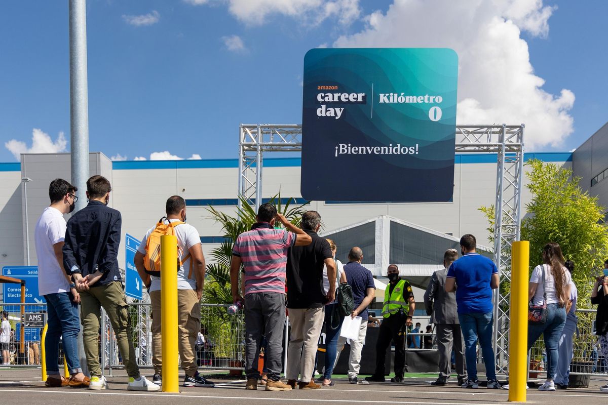 Aspirantes a trabajar en Amazon, a la espera de una entrevista personal. Aspirantes a trabajar en Amazon, a la espera de una entrevista personal.