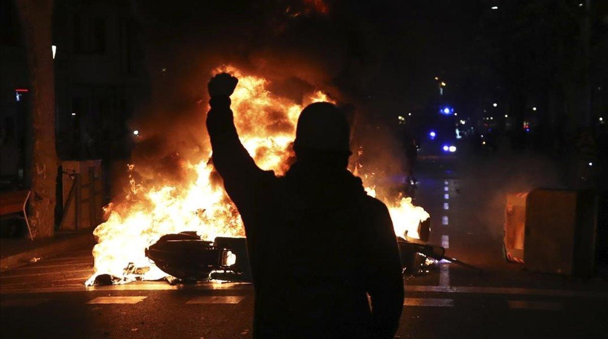 Disturbios en el centro de Barcelona, el martes por la noche.