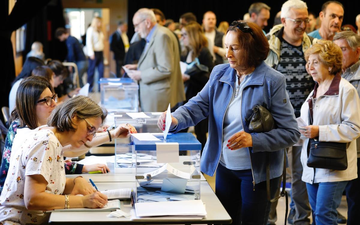 Ciudadanos votando en las elecciones municipales 2019, en un centro cívico de Barcelona Ciudadanos votando en las elecciones municipales 2019, en un centro cívico de Barcelona