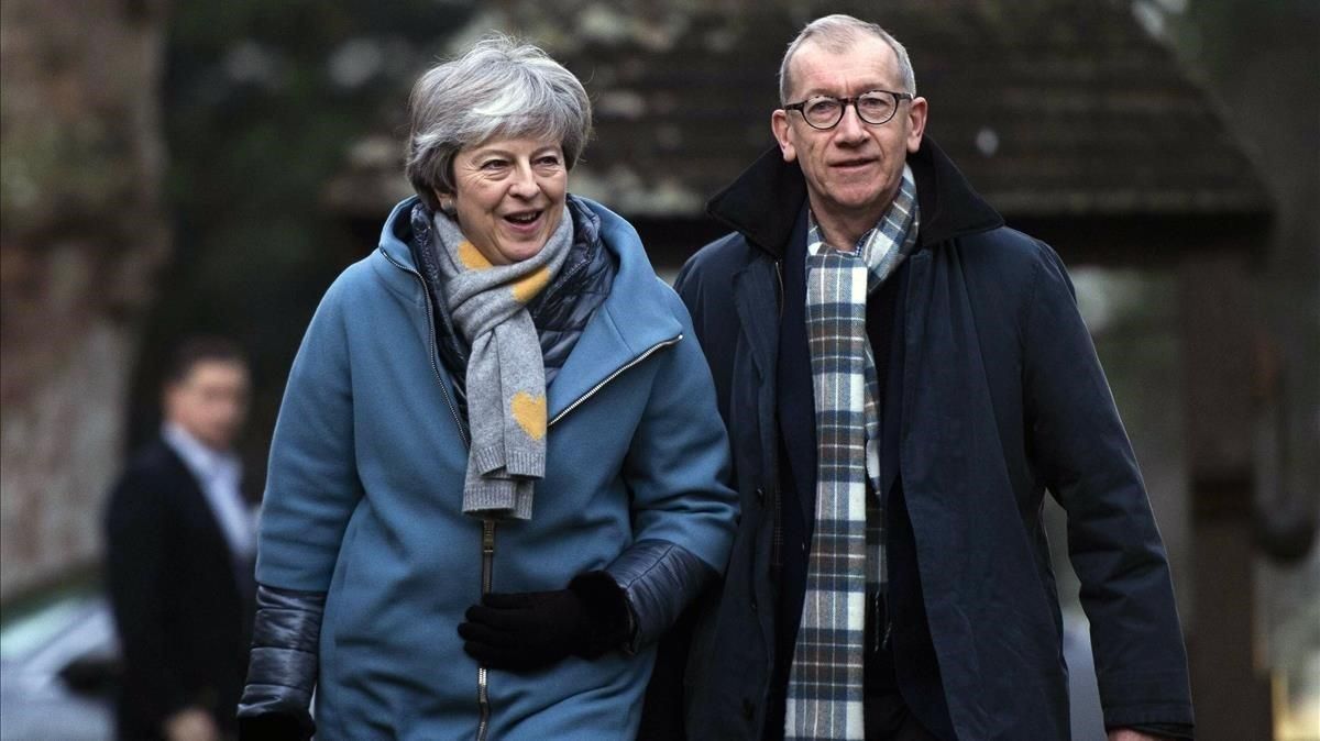 Theresa May y su marido llegan ayer a una iglesia cerca de High Wycombe. Theresa May y su marido llegan ayer a una iglesia cerca de High Wycombe.