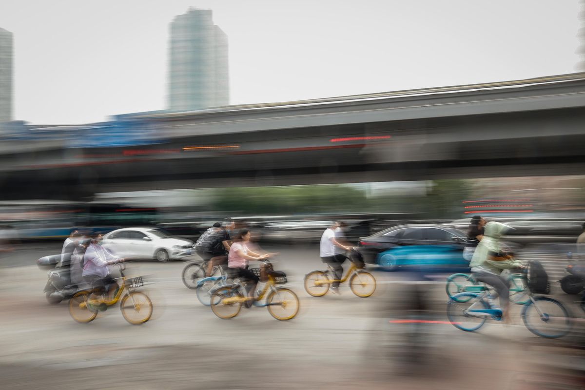 Personas montan en bicicleta en el distrito de Chaoyang, en Pekín. Personas montan en bicicleta en el distrito de Chaoyang, en Pekín.