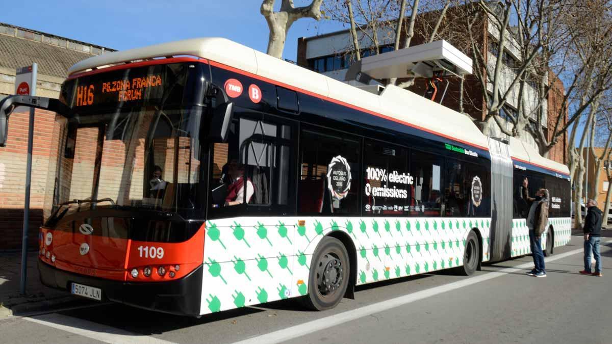 Dos buses articulados 100% eléctricos ya circulan con pasajeros en Barcelona, en la línea H16.