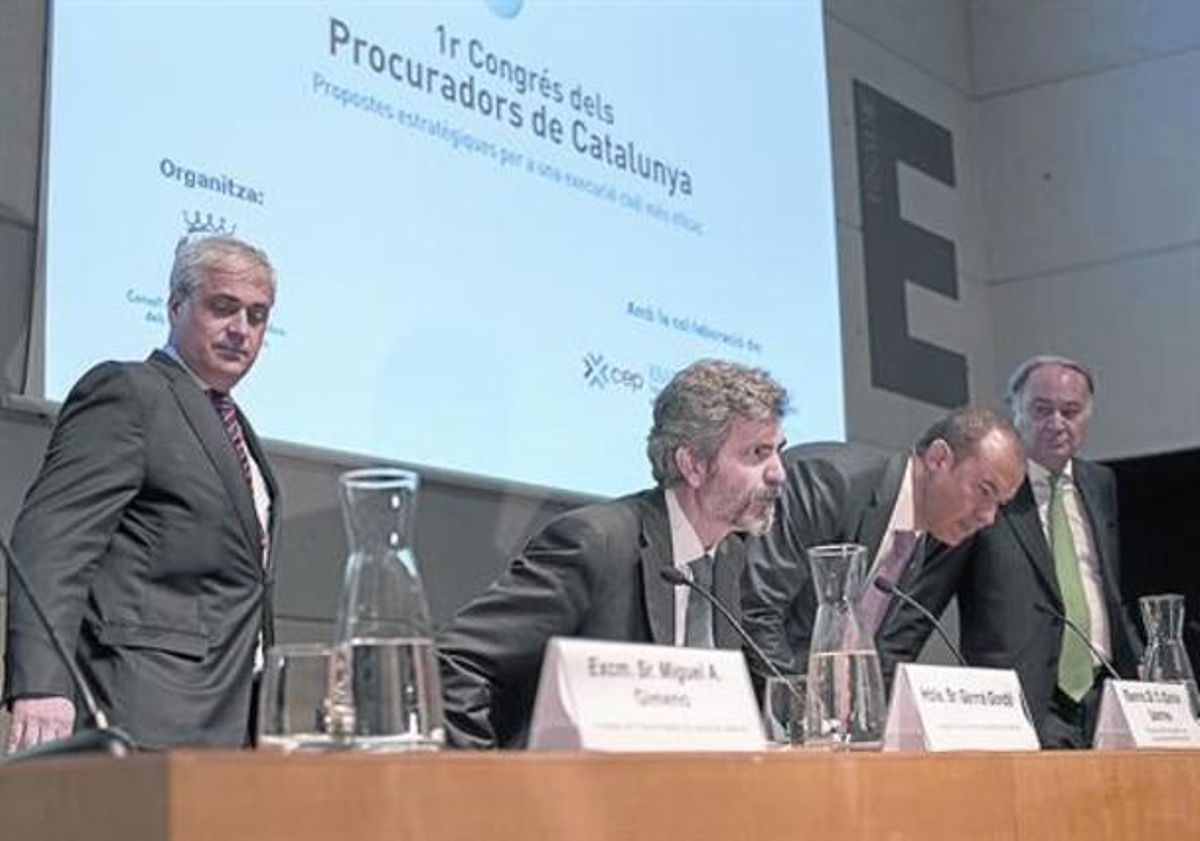 Gordó (izquierda) y los presidentes del CGPJ, Carlos Lesmes, y de los procuradores, Ignacio López Chamorro. Gordó (izquierda) y los presidentes del CGPJ, Carlos Lesmes, y de los procuradores, Ignacio López Chamorro.