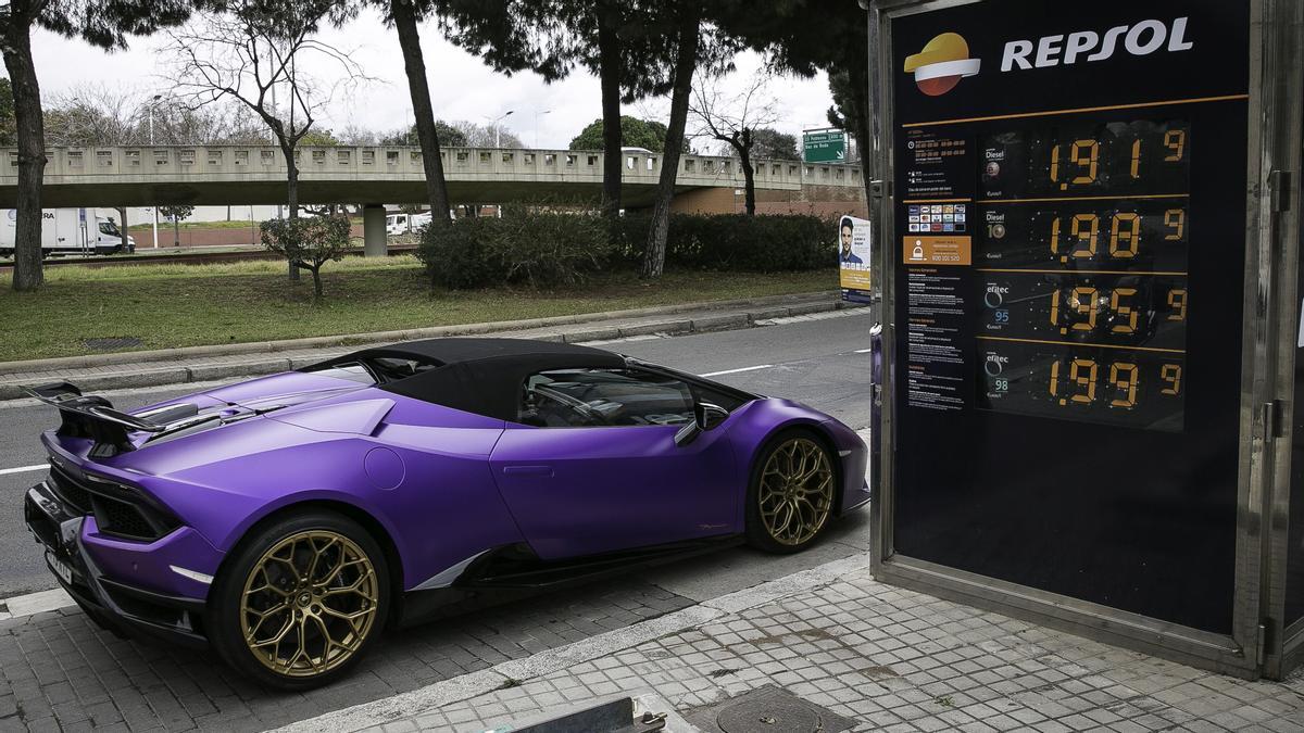 El panel de una gasolinera de Barcelona donde el precio de la gasolina sigue en aumento y roza los dos euros el litro
