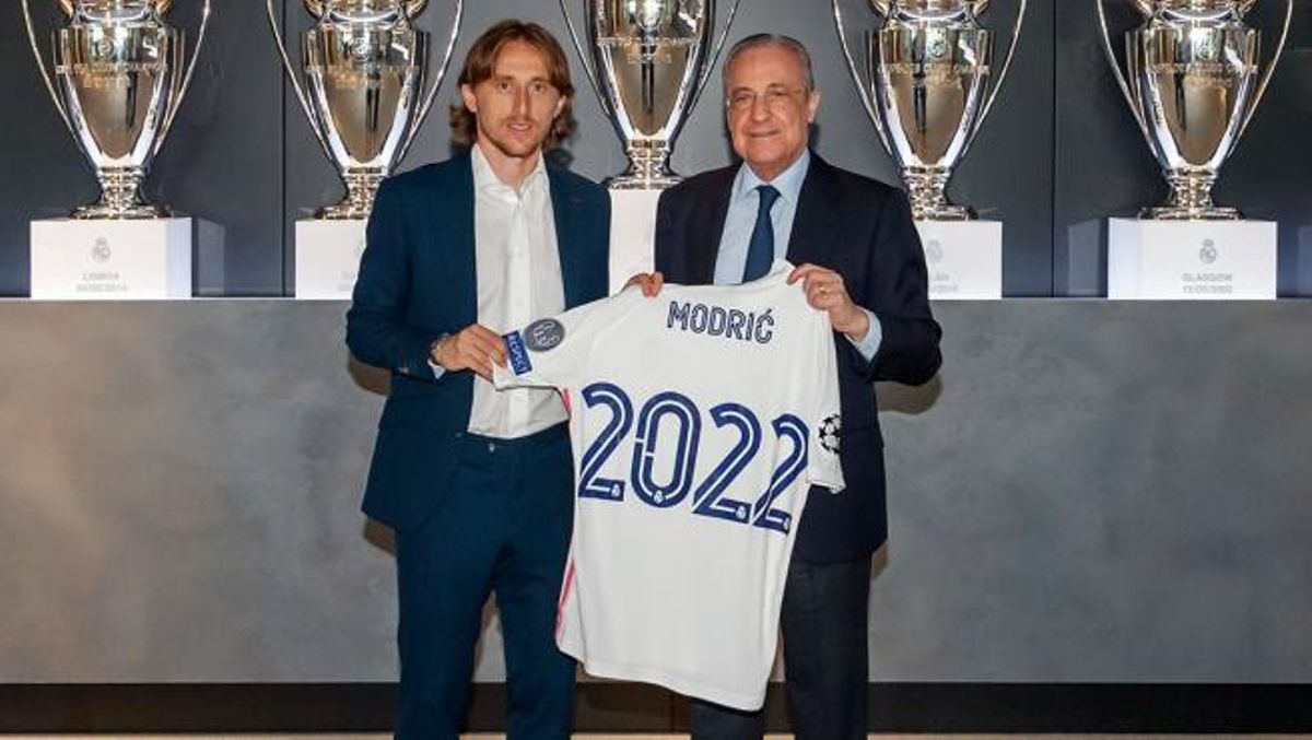 Luka Modric y Florentino, en el acto de renovación del croata. Luka Modric y Florentino, en el acto de renovación del croata.
