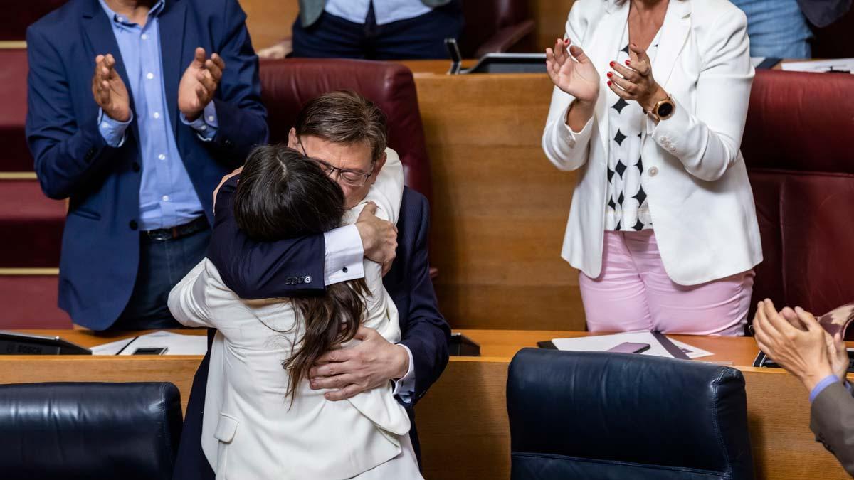 Acuerdo en la Comunidad Valenciana para que Ximo Puig repita como presidente. En la foto, Puig abraza a Mónica Oltra. 