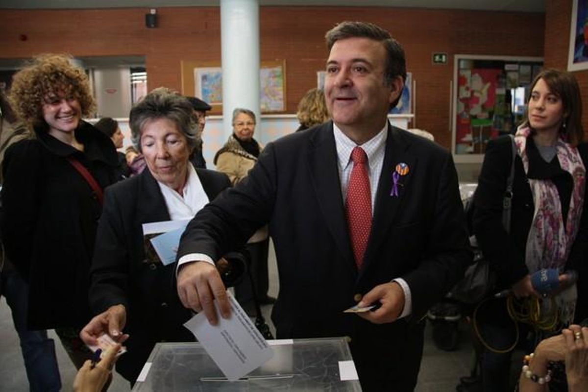 Alfons López Tena vota en el barrio de Gràcia Alfons López Tena vota en el barrio de Gràcia