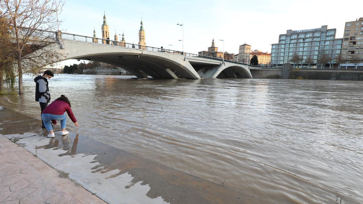 La espectacular crecida del río Ebro, en imágenes