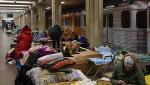 Ciudadanos de Járkov se resguardan de los bombardeos en la ciudad en una estación de metro que hace las veces de refugio.