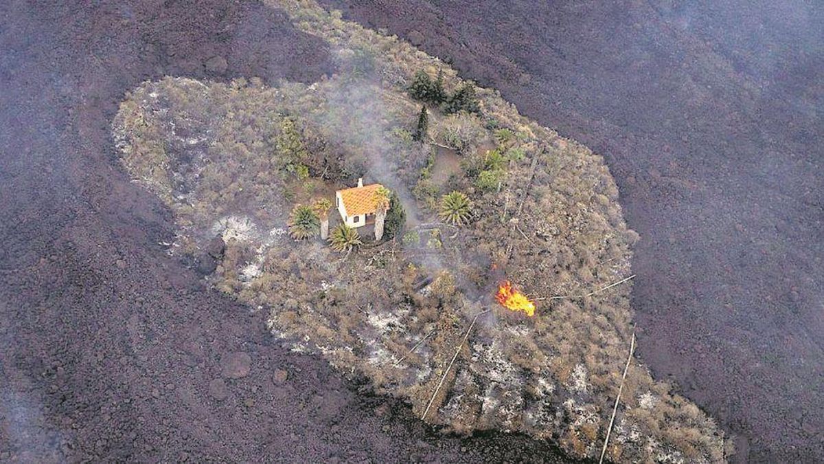 La foto en la que aparece la casa de los Cocq rodeada por las coladas de lava del volcán de Cabeza de Vaca. ALFONSO ESCALERO (I LOVE THE WORLD) La foto en la que aparece la casa de los Cocq rodeada por las coladas de lava del volcán de Cabeza de Vaca. ALFONSO ESCALERO (I LOVE THE WORLD)