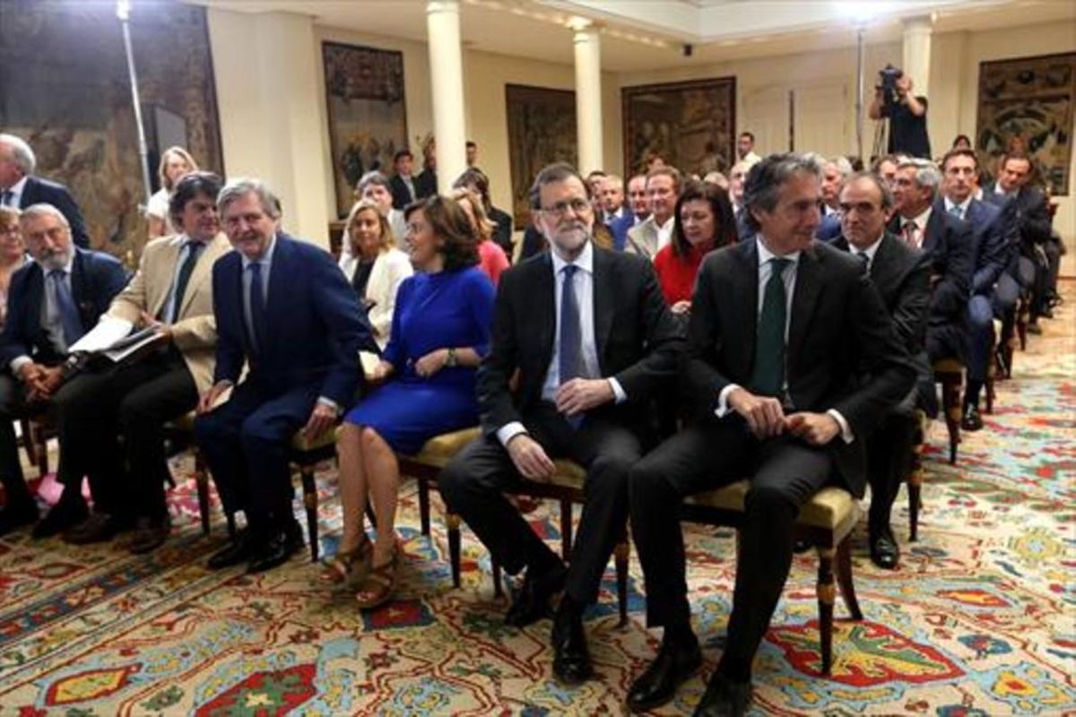 El presidente del Gobierno, Mariano Rajoy (segundo por la derecha), y varios miembros del Gobierno, ayer, durante la presentación del plan extraordinario de carreteras. El presidente del Gobierno, Mariano Rajoy (segundo por la derecha), y varios miembros del Gobierno, ayer, durante la presentación del plan extraordinario de carreteras.