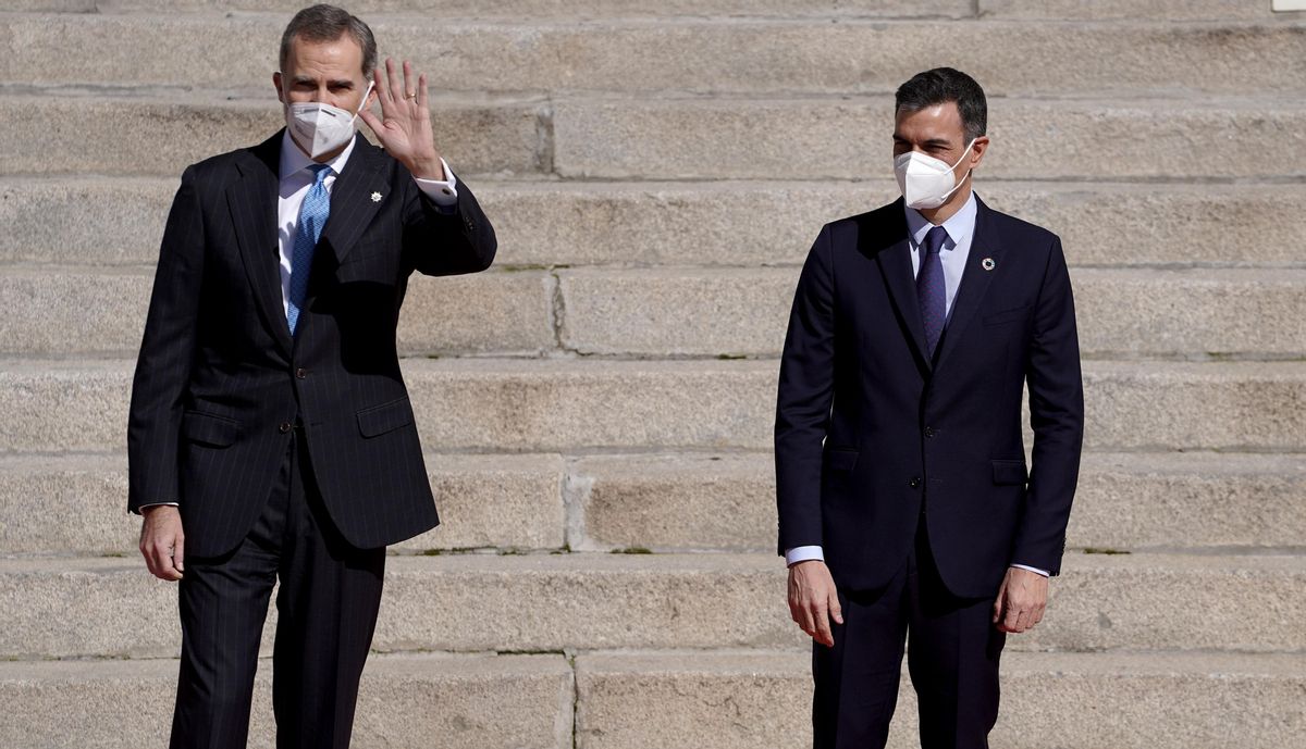Felipe VI y Pedro Sánchez, el pasado 23 de febrero, en la verja del Congreso, donde se recordó la victoria de la democracia frente al golpe de Estado de 1981. Felipe VI y Pedro Sánchez, el pasado 23 de febrero, en la verja del Congreso, donde se recordó la victoria de la democracia frente al golpe de Estado de 1981.