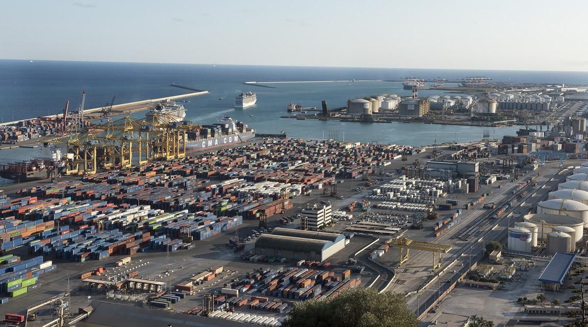Vista del puerto comercial de Barcelona. Vista del puerto comercial de Barcelona.