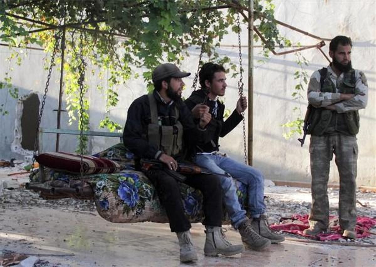 Combatientes del ESL se toman un respiro en Kafr Naboudeh, en la provincia siria de Hama, ayer. Combatientes del ESL se toman un respiro en Kafr Naboudeh, en la provincia siria de Hama, ayer.