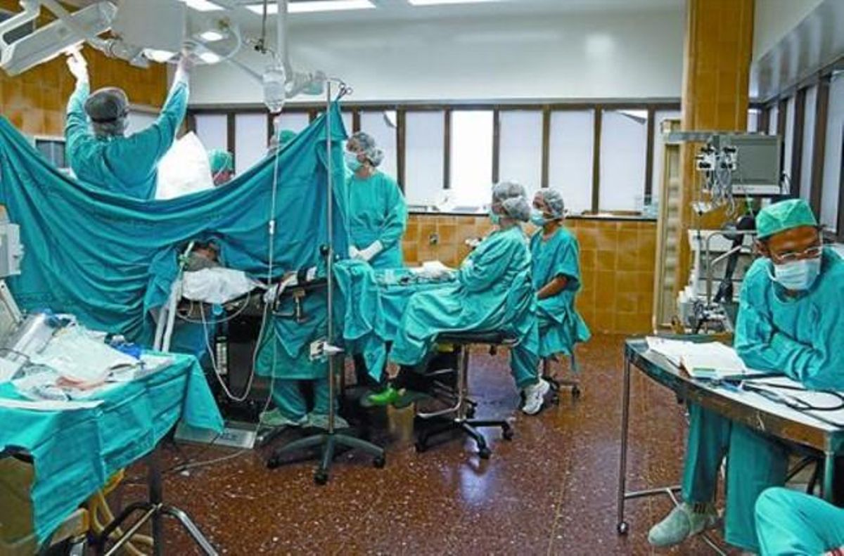 Un quirófano del Hospital Clínic de Barcelona durante una operación. Un quirófano del Hospital Clínic de Barcelona durante una operación.