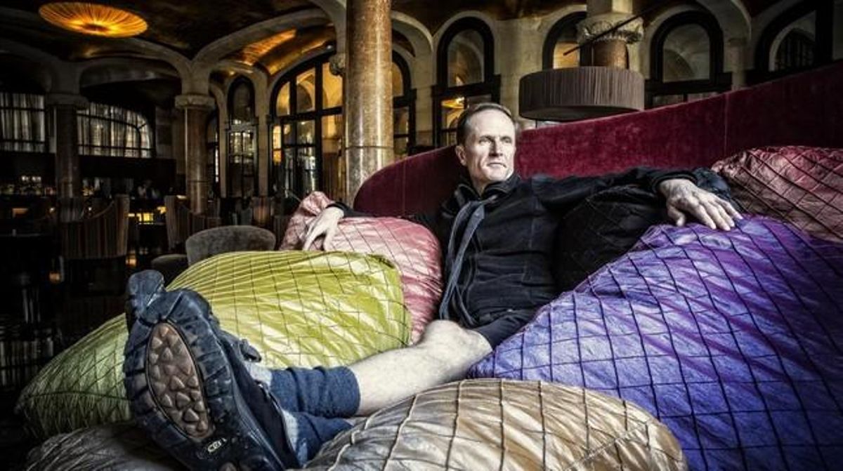 Philip Hoare flota en un mar de cojines en el hotel Casa Fuster, el pasado mes de noviembre. Philip Hoare flota en un mar de cojines en el hotel Casa Fuster, el pasado mes de noviembre.