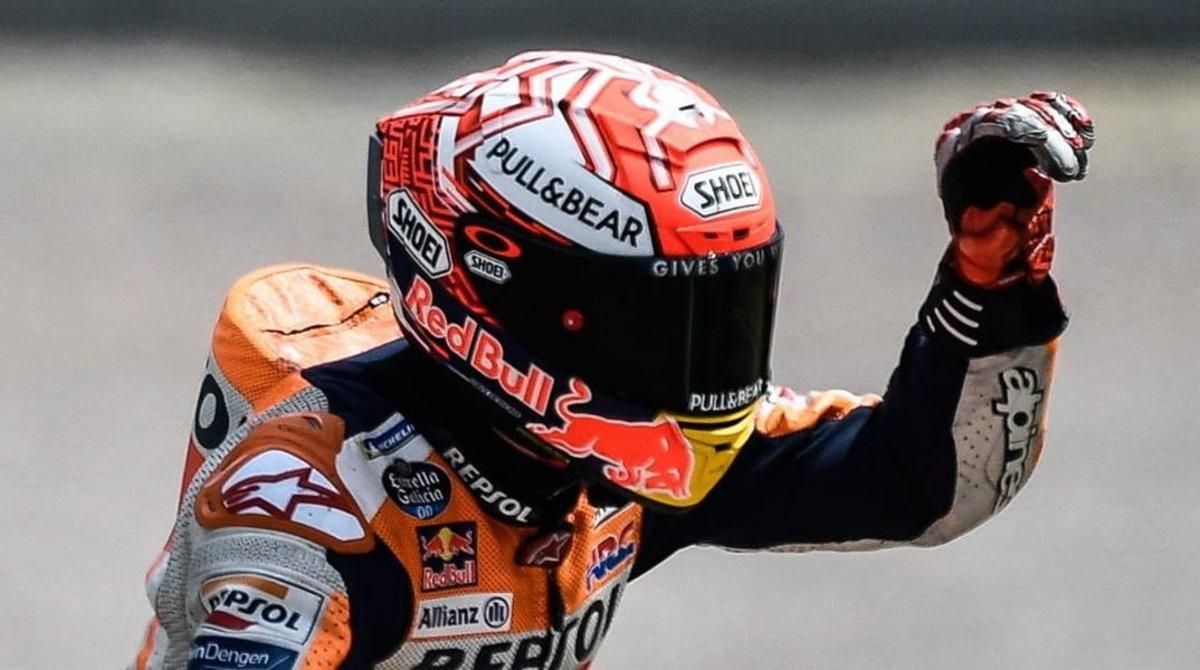 Marc Márquez (Honda) celebra la conquista de su décima ’pole’ consecutiva en el circuito alemán de Sachsenring. Marc Márquez (Honda) celebra la conquista de su décima ’pole’ consecutiva en el circuito alemán de Sachsenring.