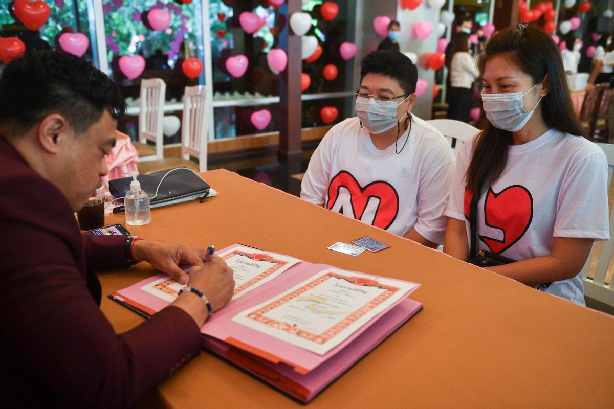 Una pareja LGTBIQ+ se une en matrimonio simbólicamente el Día de San Valentín en Bangkok