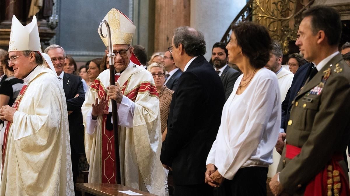 El cardenal arzobispo de Barcelona, Juan José Omella, saluda al president de la Generalitat, Quim Torra. El cardenal arzobispo de Barcelona, Juan José Omella, saluda al president de la Generalitat, Quim Torra.