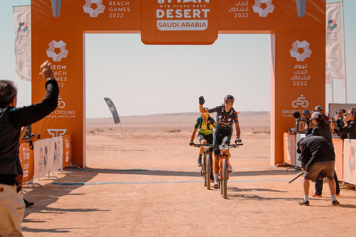 David Valero, ganador de la primera etapa de la Neom Titan Desert, y Haimar Zubeldia, en la meta